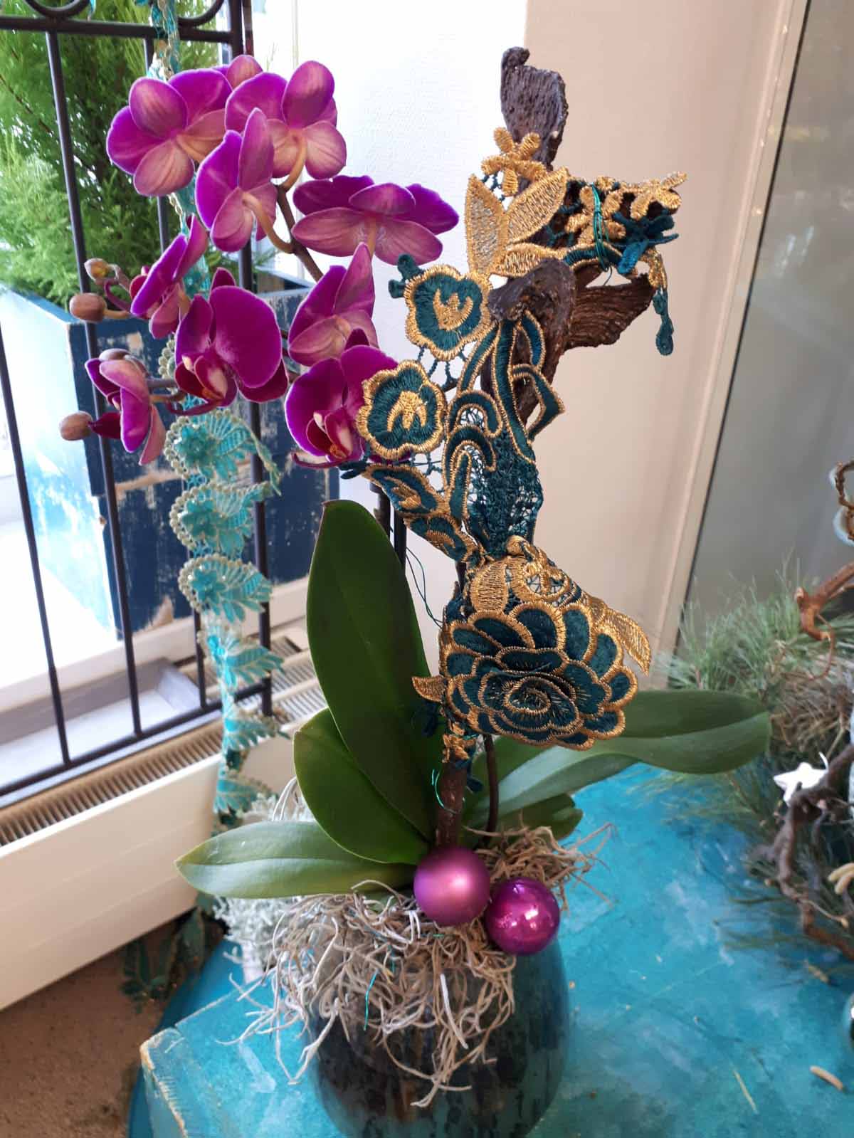 Adventlich dekorierte Orchidee