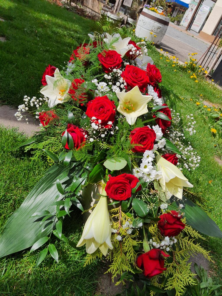 06 weiße Lilien, rote Rosen